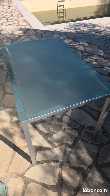 Table en métal avec plateau en verre (image 1)