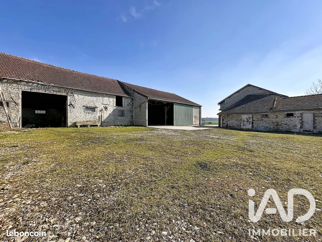 Maison 4 pièces 1100 m² · à Fontains · 1 100 m² · 220 000 €