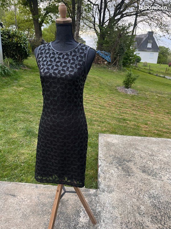 Robe noire bi-matière chic – Découpes laser florales 3D & Mesh (image 3)