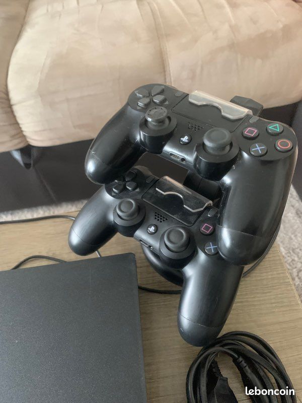 Playstation 4 Slim (image 2)