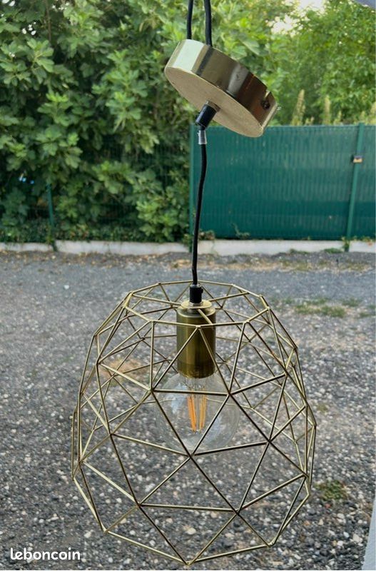 Suspension dorée avec ampoule (image 1)