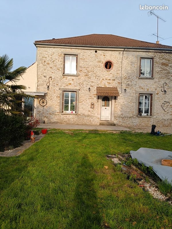 Maison 8 pièces 168 m² · à Villeneuve-les-Bordes · 168 m² · 240 000 €