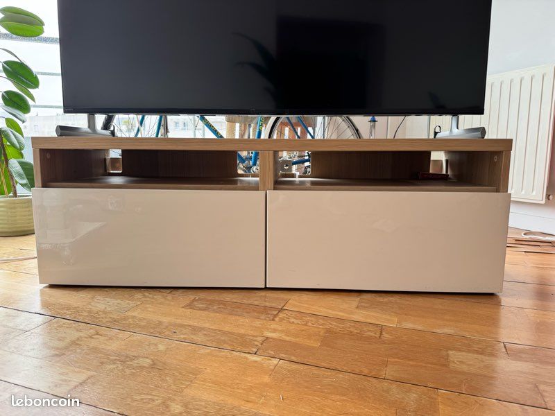 Meuble TV IKEA 120 cm – blanc brillant / effet bois – très bon état (image 1)
