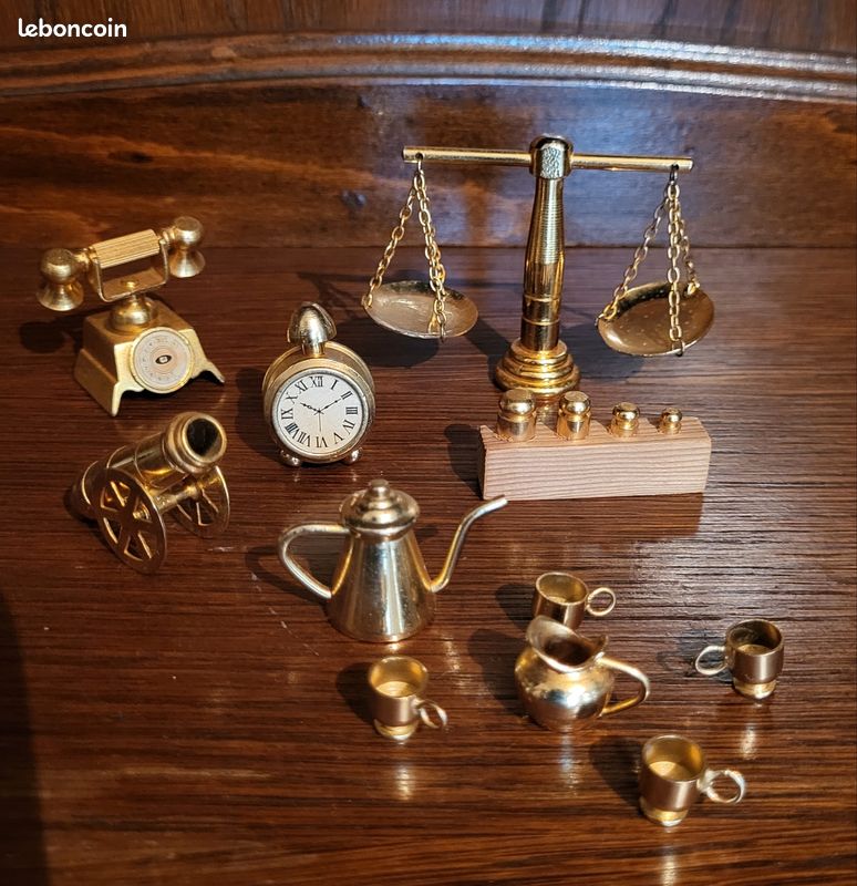 Lot d'objets miniatures (image 1)
