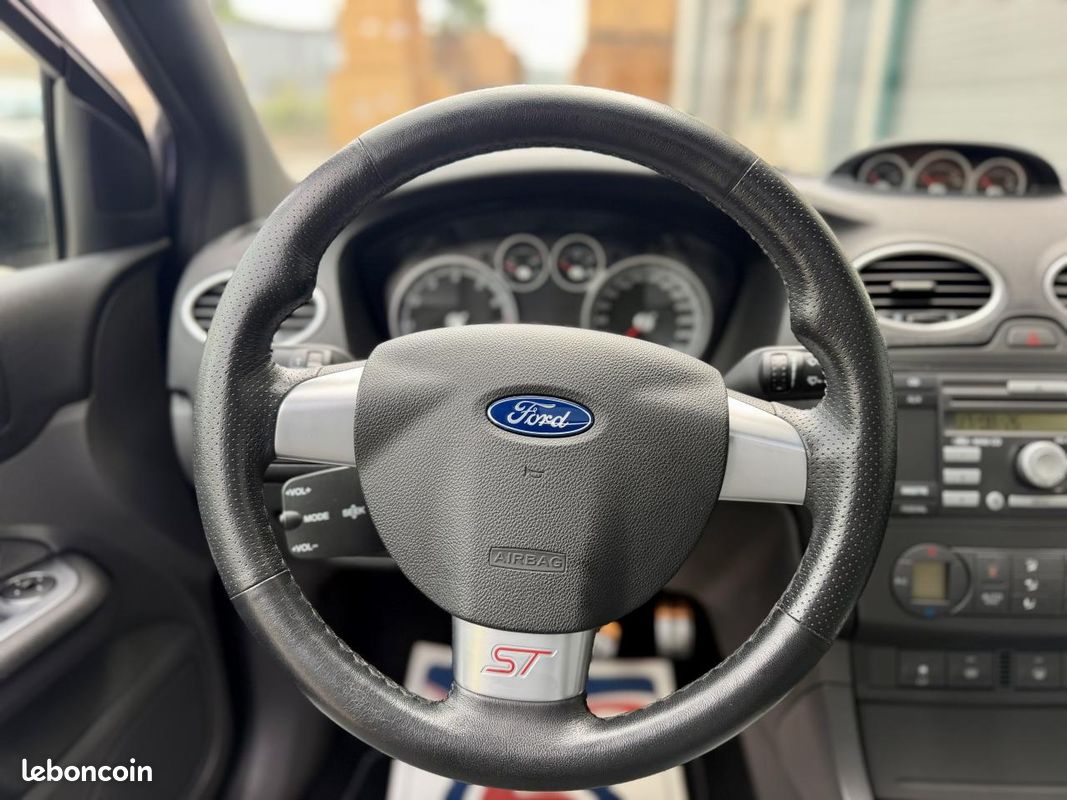 FORD FOCUS ST 2.5 225Ch MK2- Toit ouvrant - xénons - Première main (image 18)