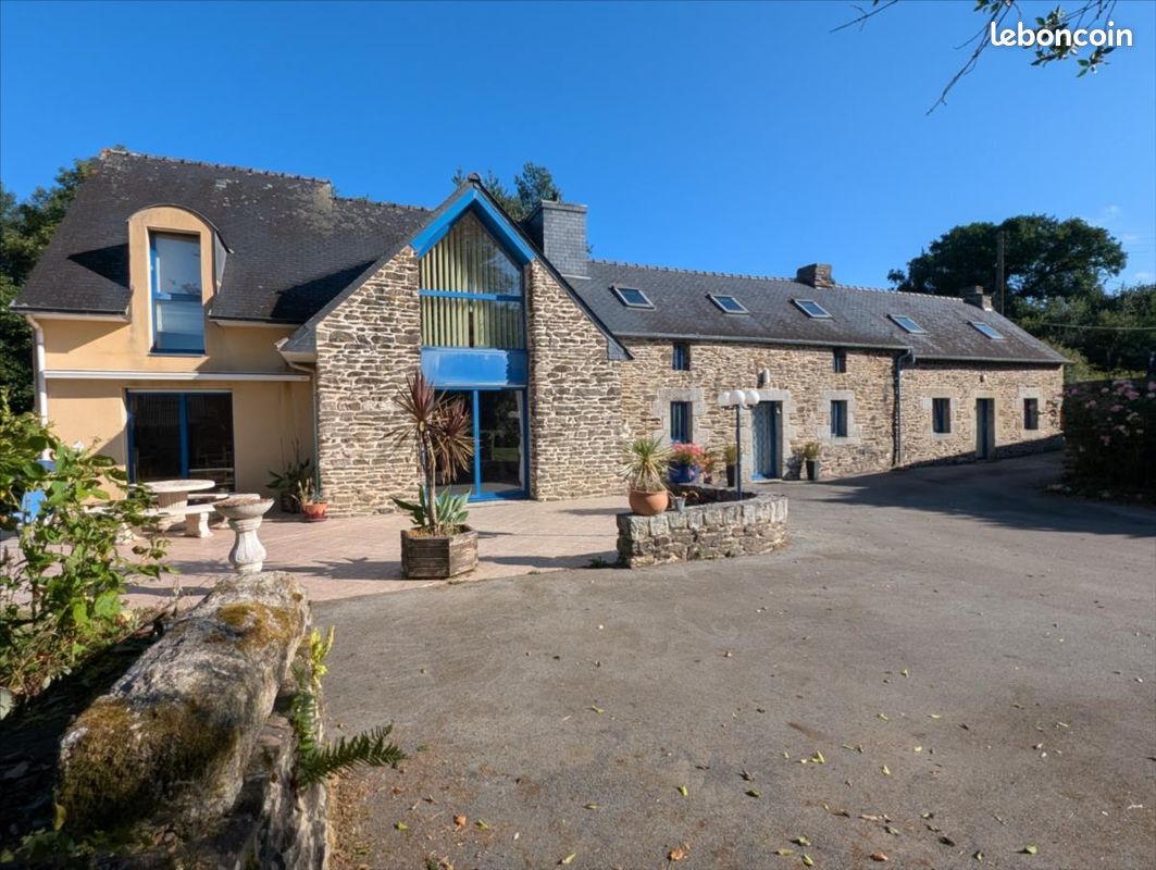 Maison 8 pièces 174 m² · à Le Cloître-Pleyben · 174 m² · 365 750 €