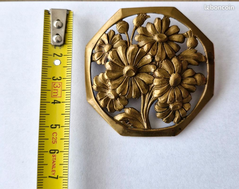Broche Ancienne Trapéziste – En Plastique Vintage, Dimensions 49 X 35 Mm, Occasion