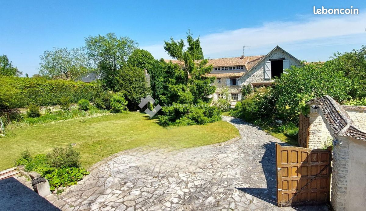 Maison 9 pièces 300 m² · à Thoiry · 300 m² · 650 000 €