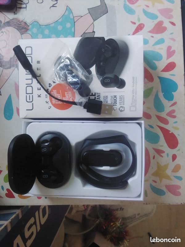 Bracelet connecté avec écouteur et chargeur (image 1)
