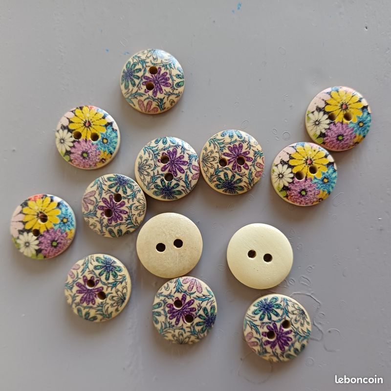 LOT De Boutons Décoratifs En Forme De FLEURS - Diamètre 1,5 Cm, Acrylique, Assortiment De Couleurs