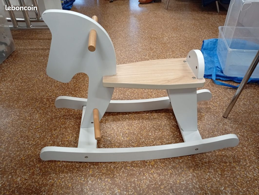 Cheval à bascule (image 1)