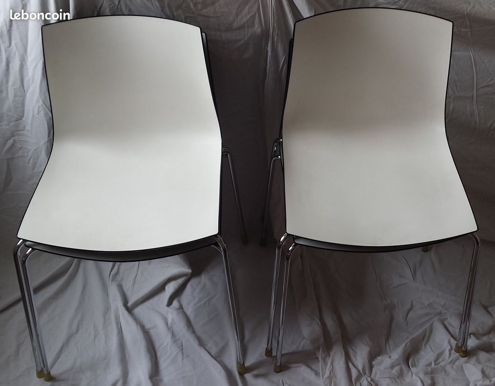Lot 4 chaises élégantes, marque Arper Catifa 46, bicolore blanc/noir, pieds acier chromé et patins (image 8)