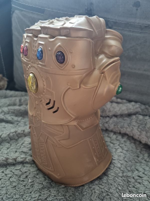 Gants électronique Hasbro Marvel Thanos de collection numéroté 91911 (image 1)