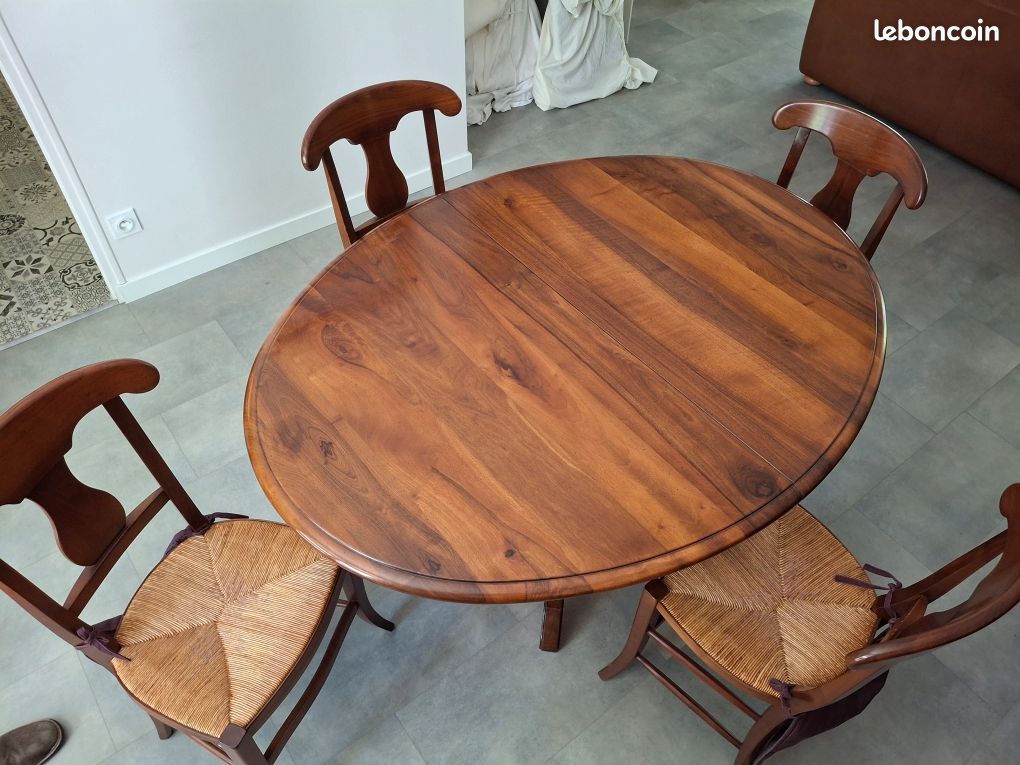 Table ronde 4 pieds tournés Audrey réalisée en merisier massif de style Louis Philippe DIAM.110 + 3 ALLONGES DE 40 CM - Meubles Bois Passions
