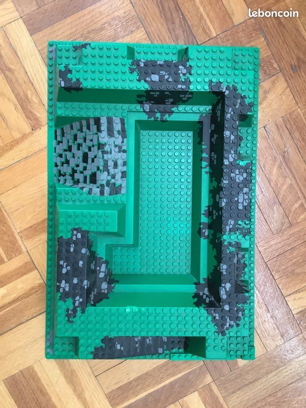 Plaque de base lego issue du set 6090 (image 1)