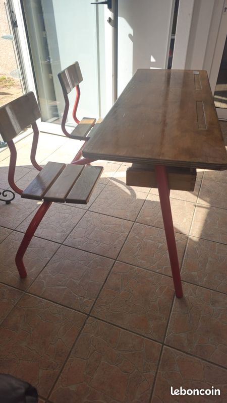 Bureau vintage bois et métal rouge avec 2 sièges intégrés (image 1)