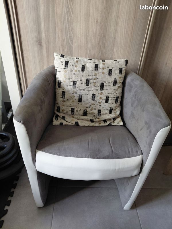 Fauteuil club gris et blanc (image 1)