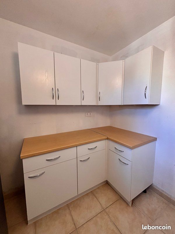 Cuisine d'angle complète – Façades nacrées effet veiné bois (image 1)