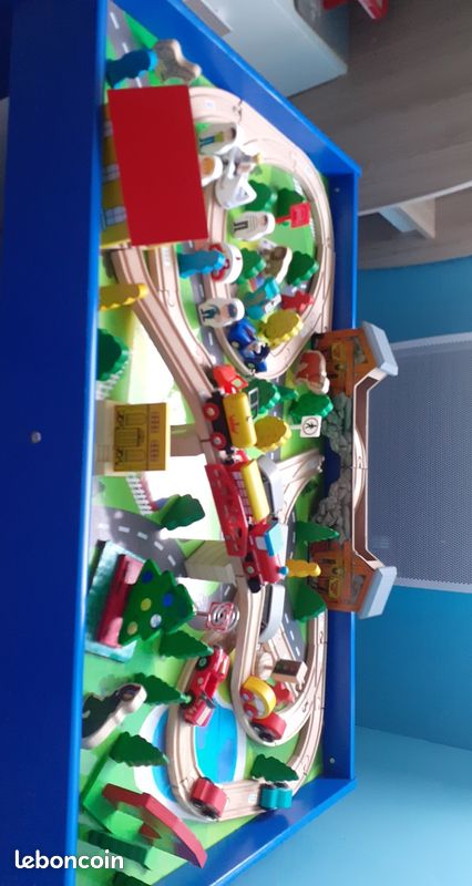 Table circuit en bois (image 1)