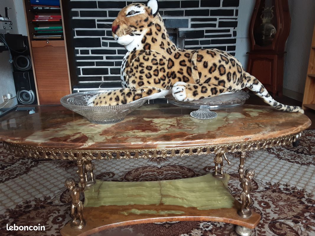 Table de salon imitation marbre avec peluche (image 2)