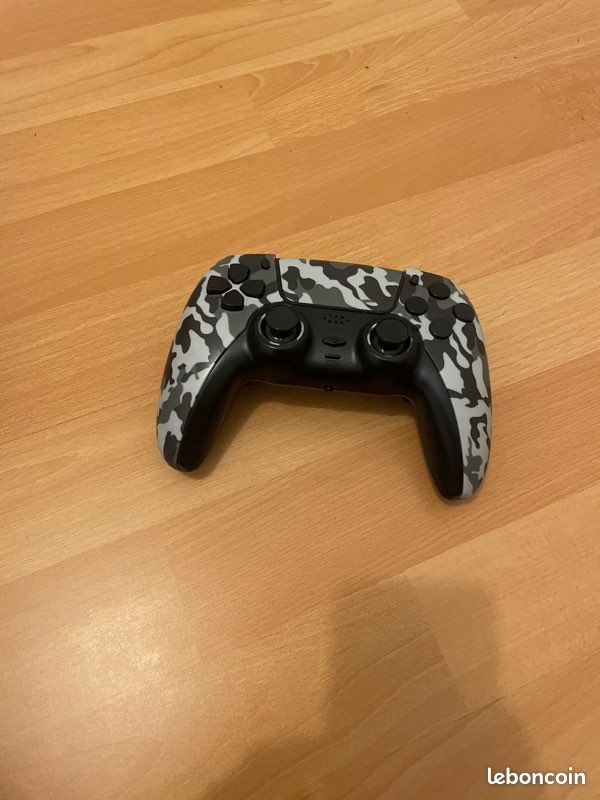 Ps4 slim avec manette et câble d’alimentation (image 2)