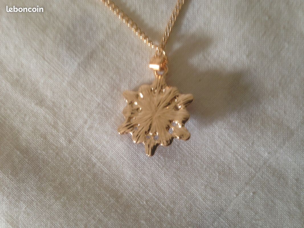 Collier plaqué or et pendentif strass rouge et vert (image 4)