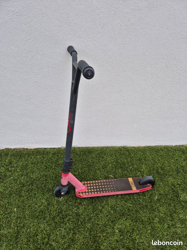 Trottinette freestyle - Noir et Rouge (image 3)