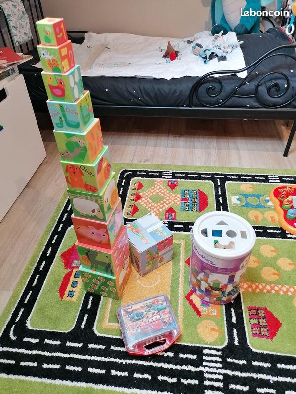 Lot de jouets type cubes (image 1)