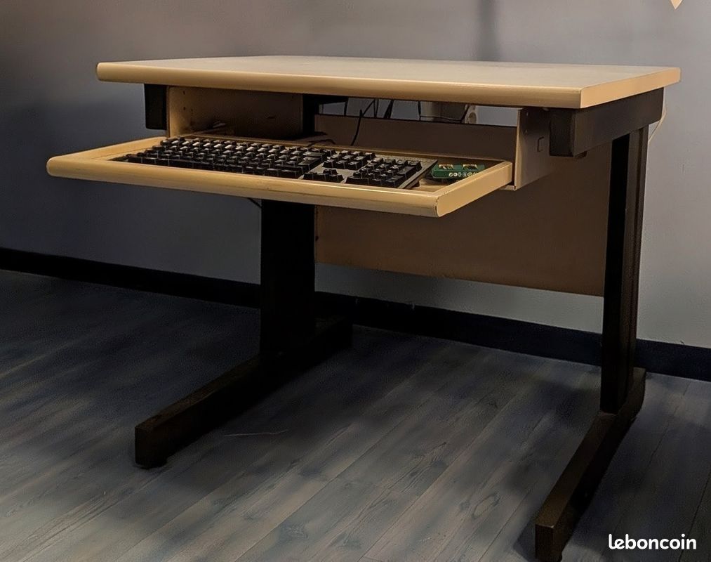 Bureau (image 1)