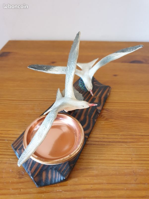 Sculpture décorative figurant deux mouettes en résine sur une base de bois brûlé avec coupelle en laiton 10x20 cm (image 2)