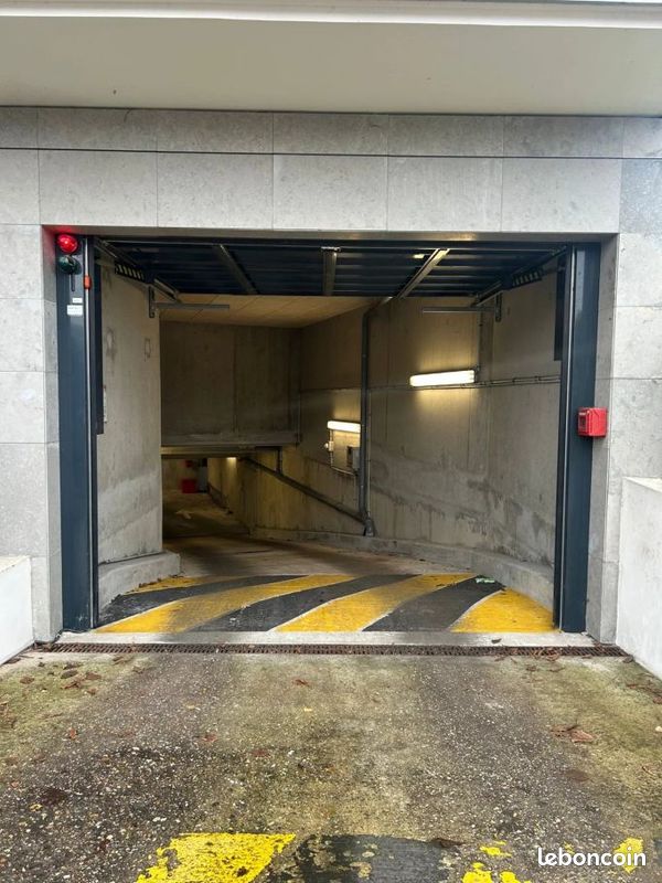 2 places de parking en S/sol · à Rueil-Malmaison · 16 900 €