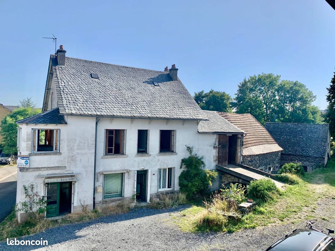 Maison 8 pièces 220 m² · à Marcenat · 220 m² · 91 000 €