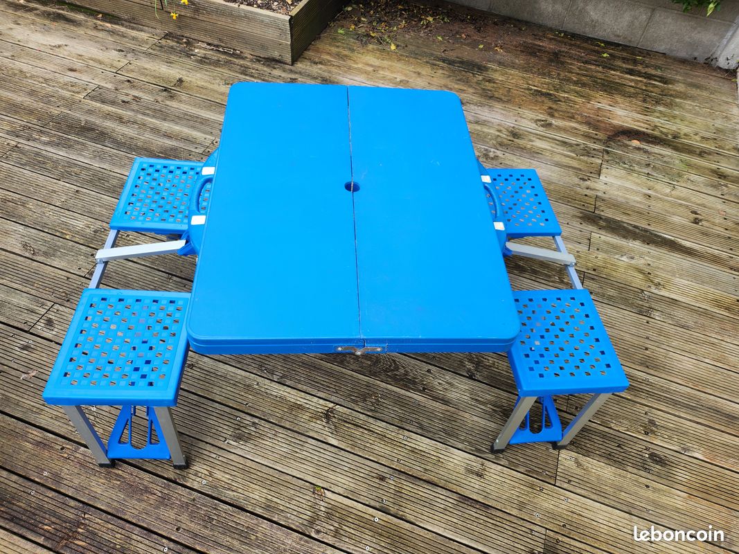 Lot de 1 table + 2 bancs pliables rectangulaires Dès 131,78€ HT
