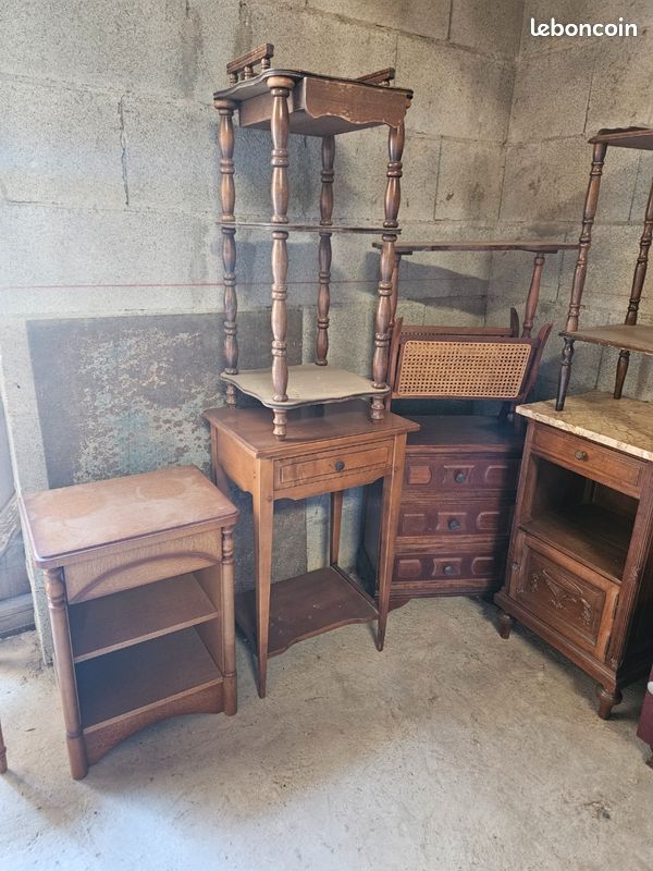 Lot d'anciennes tables de nuit et tables d'appoint (image 2)
