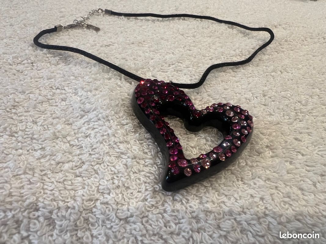 Collier Avec Pendentif Cœur En Cristal Rose Fuchsia - Neuf Avec étiquettes, Artisanat, Thème Amour