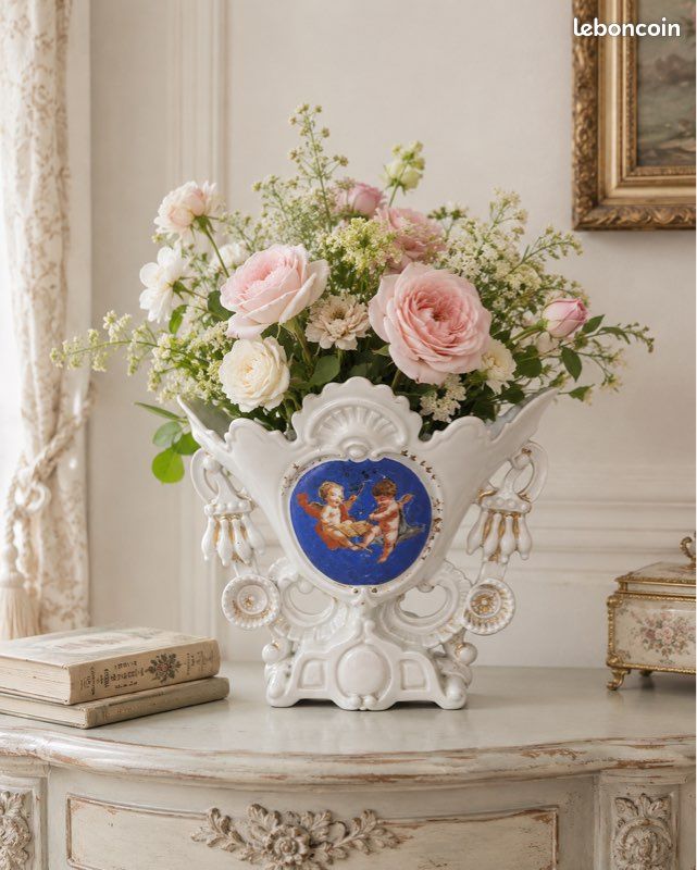 👼 Grand vase de mariée ancien ajouré – Porcelaine blanche, angelots & médaillon bleu (image 1)