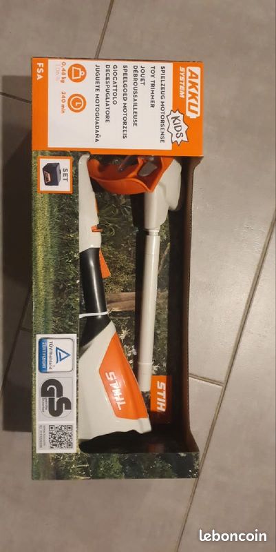 Débroussailleuse STIHL pour enfant à batterie (image 1)