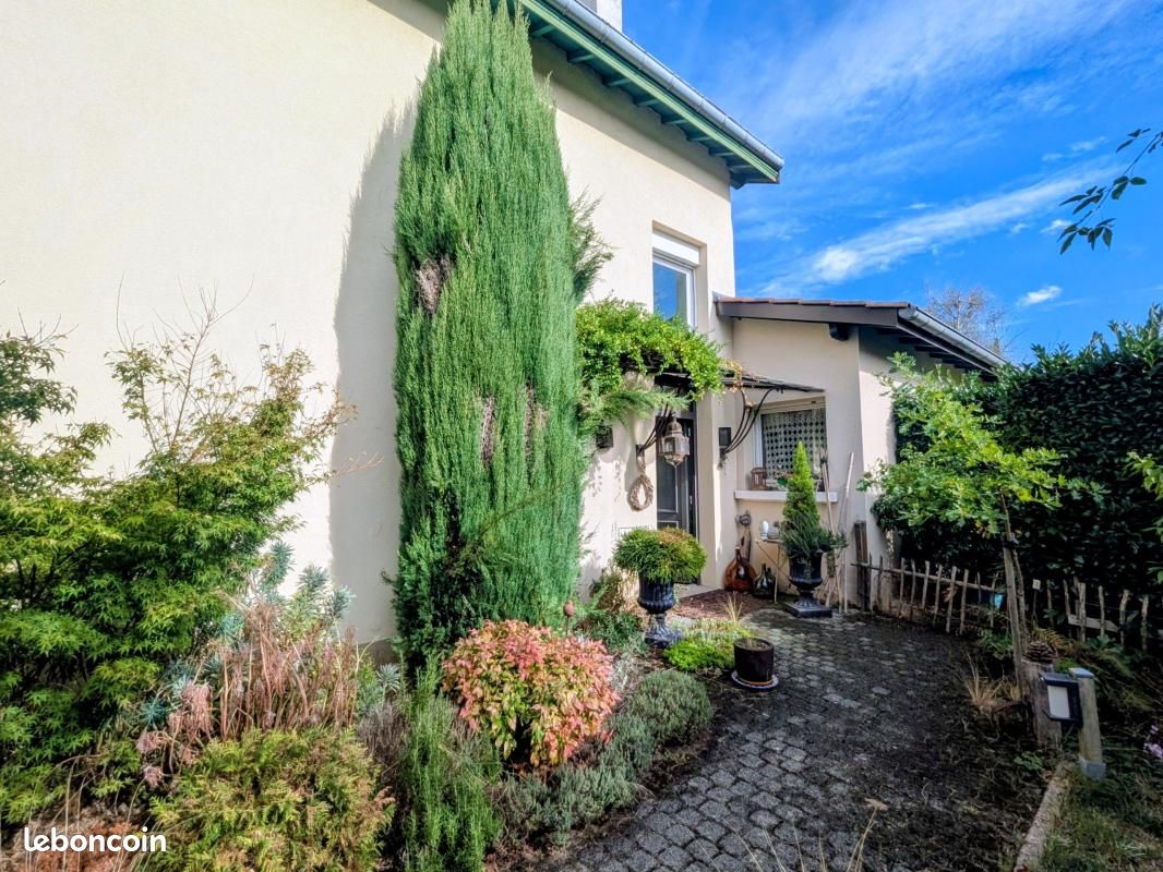 Maison 5 pièces 150 m² · à Bourg-en-Bresse · 150 m² · 379 000 €