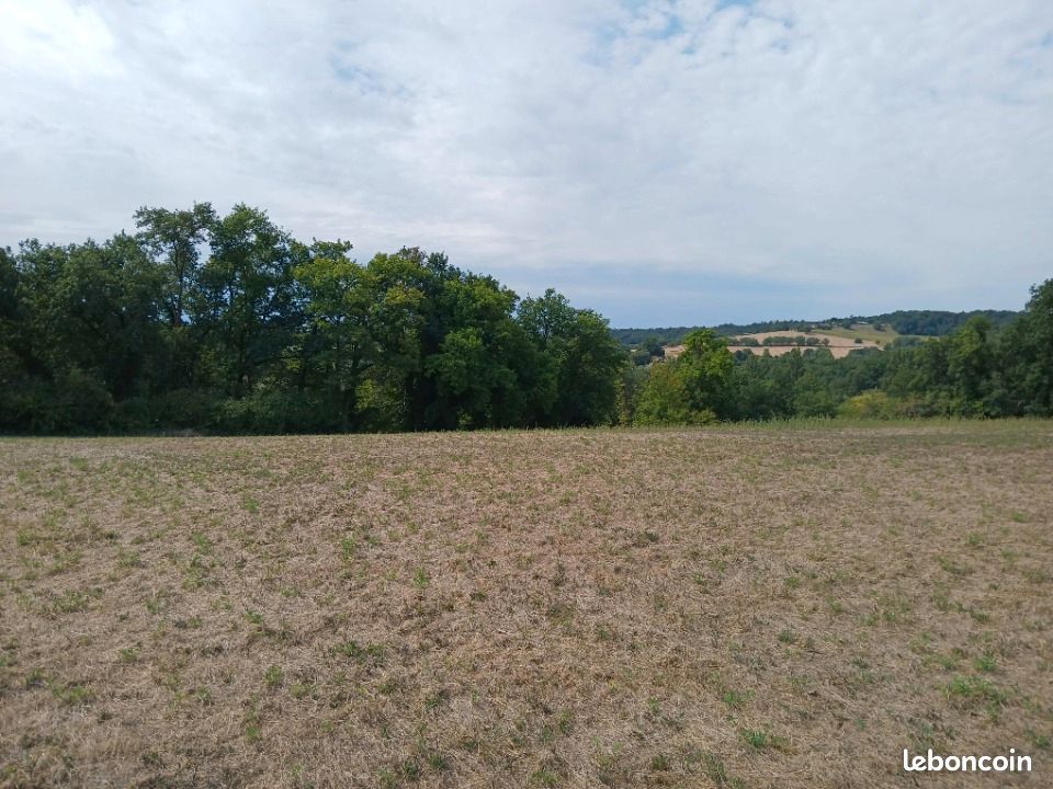Terrain 23620 m² · à Saint-Martin-de-Ribérac · 88 000 €