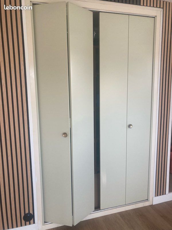 Portes de placard accordéon pliantes . Bon état (image 1)