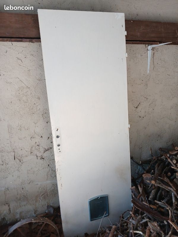 Vends 1 porte 73 cm sans encadrement coupe feu avec chatiere incluse (image 1)