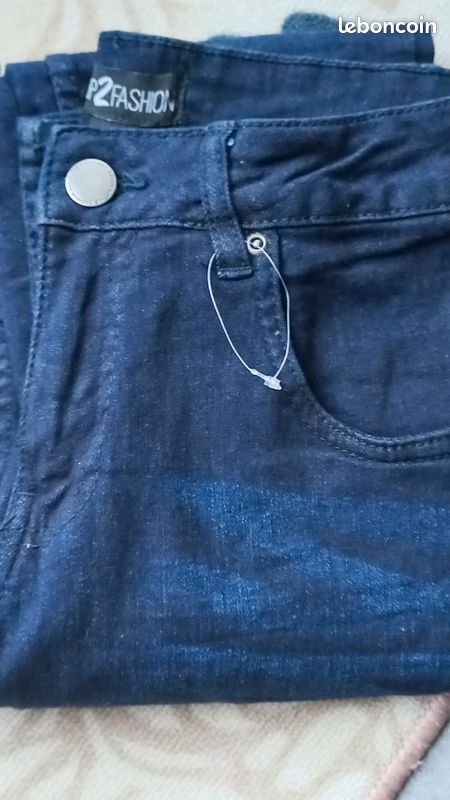 Une paire de jeans neufs (image 1)