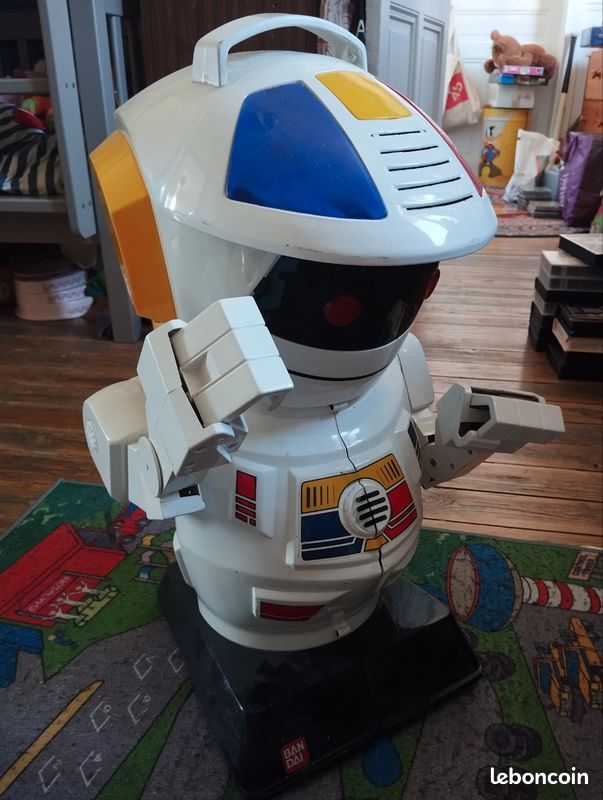 Robot majordome Emilio Bandai 90s — Prêt à servir (ou presque ) (image 2)