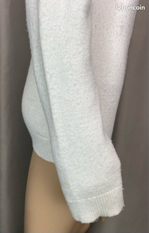 Pull manches longues en maille douce, col côtelé retombant à strass et coupe droite (image 17)