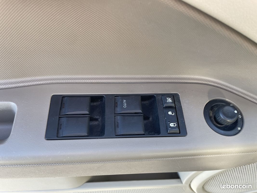 Dodge CALIBER 2.0 CRD SXT (image 7)