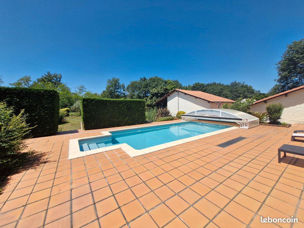 Maison 11 pièces 216 m² · à Salles · 216 m² · 590 000 €