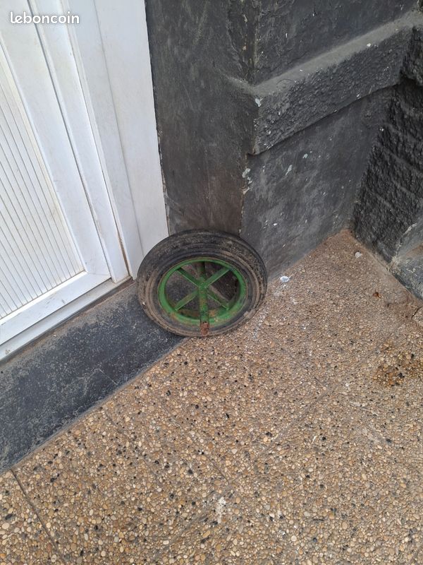 Roue de brouette pleine (image 1)