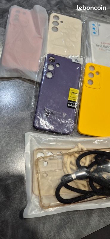 Coques Samsung Galaxy S24+ plus
État proche du neuf.
Vendu avec boîte d'origine, des coques, écran protection et anti espion.
Pas d'échange merci (image 3)