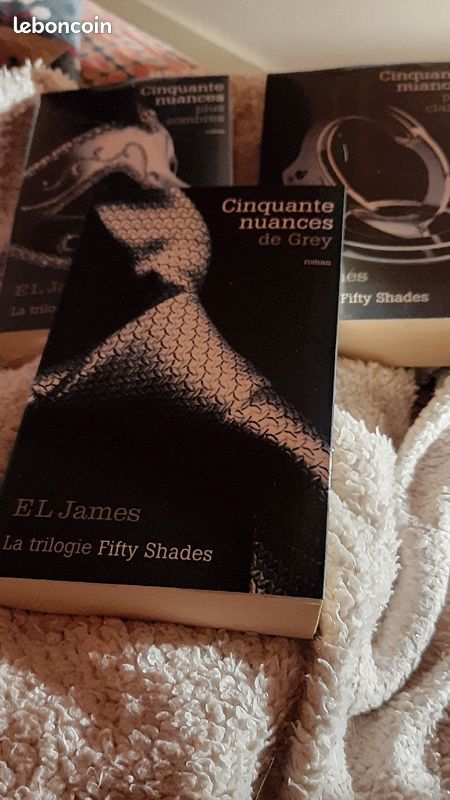 Lot de 3 livres - Cinquante nuances de Grey - trilogie dont 2 sous films plastiques neufs (image 1)