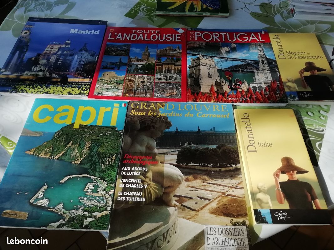 Brochures (image 1)